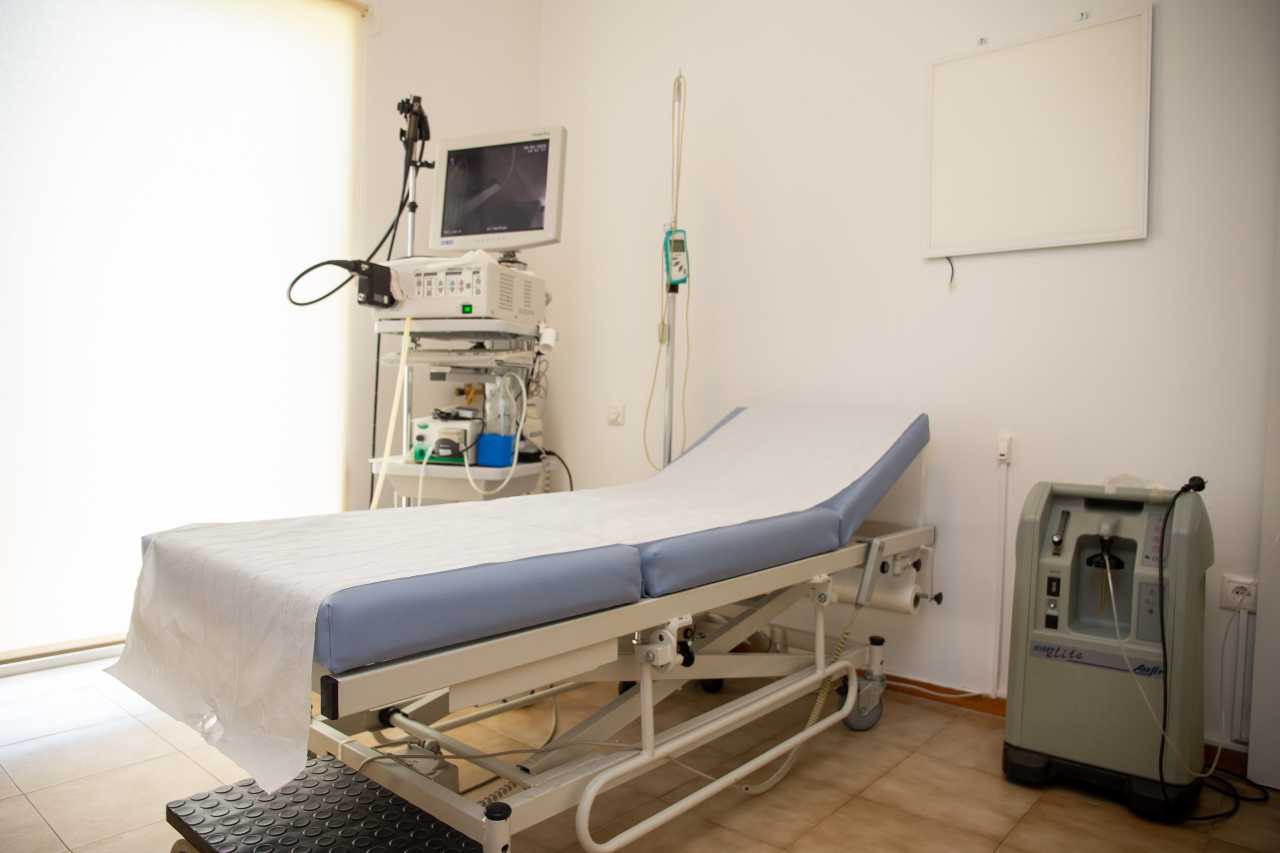 Εξεταστήριο με ενδοσκοπικό εξοπλισμό και οξυγονοθεραπεία